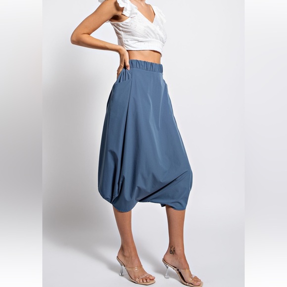 ✨RESTOCKED✨FABULOUS MIDI BUBBLE HEM PANTS - Picture 4 of 5